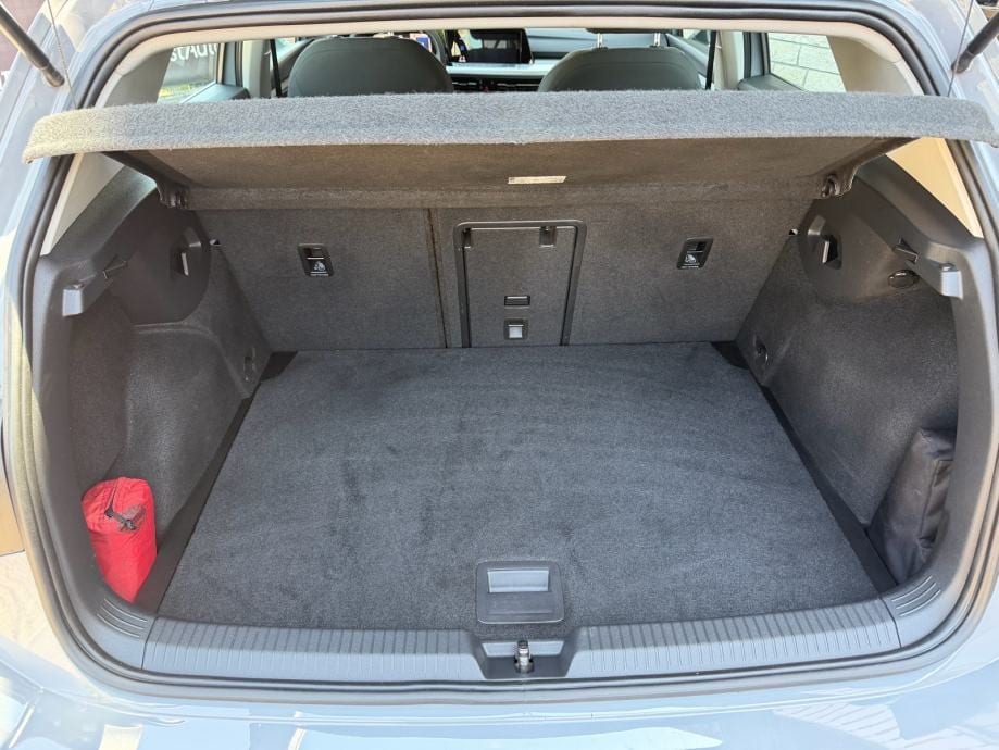 VW Golf 8 2,0 TDI, Life, ACC, Lane Asist, Kamera, Ambient, Servisna, 2022 god. - 25