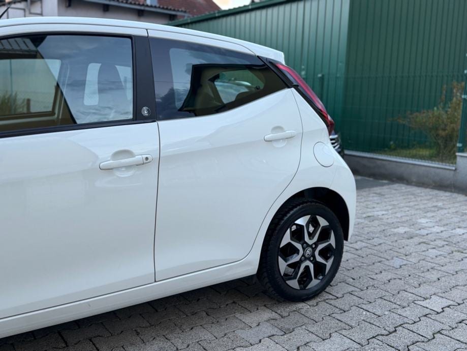 Toyota Aygo 1,0 Team Deutschland, Kamera, Klima, 2021 god. - 17