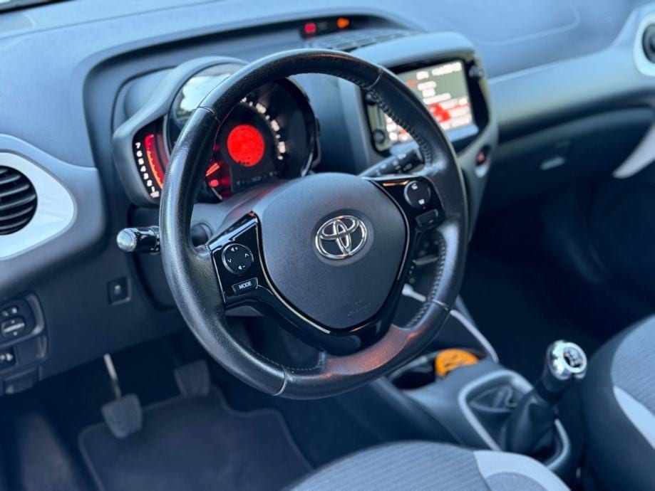 Toyota Aygo 1,0 Team Deutschland, Kamera, Klima, 2021 god. - 23