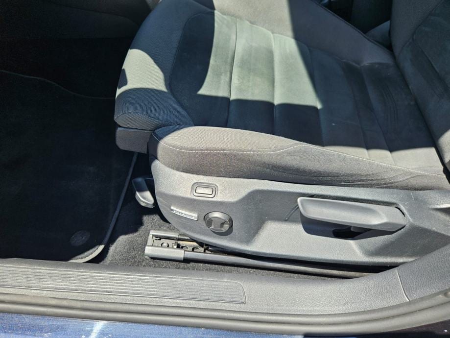 VW Golf 7 1,6 TDI HIGHLINE,NAVIGACIJA,PDC,GR.SJEDALA,AUTOMATSKA KLIMA, 2019 god. - 18