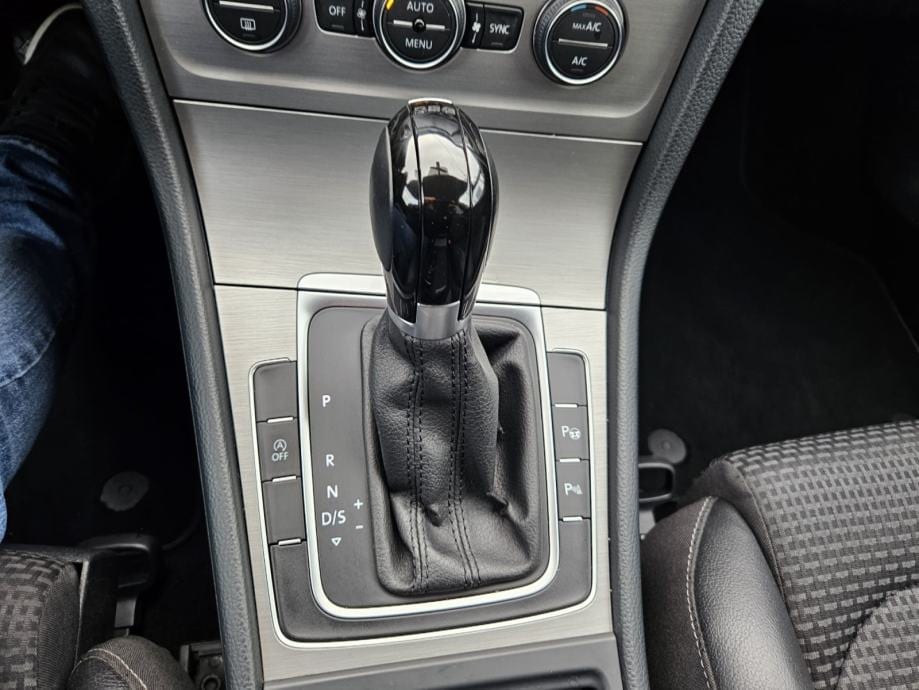 VW Golf 7 1,6 TDI DSG,COMFORTLINE,NAVI,PDC,PARK PILOT,MFV,SPOR.SJEDALA, 2015 god. - 23