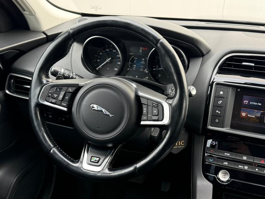 JAGUAR F-Pace 2.0 D☆R-SPORT☆AUTOMATIK☆4X4☆PDC☆XENON☆ALU☆ODLIČNO STANJE, 2016 god. - 15