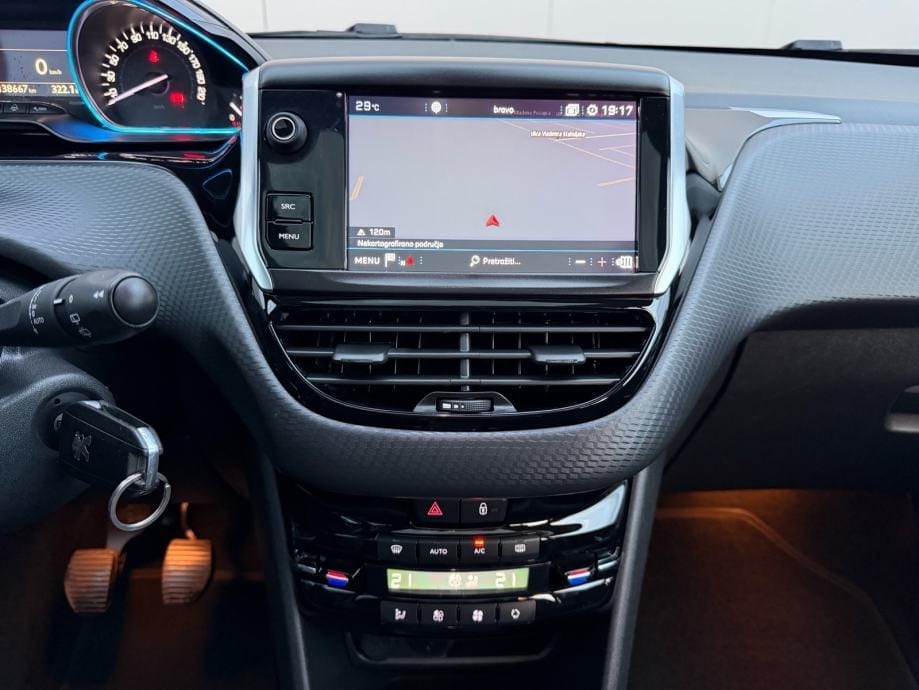 PEUGEOT 2008 1,2-REGISTRIRAN GODINU DANA-PANORAMA-VELIKI SERVIS-KLIMA-, 2017 god. - 9