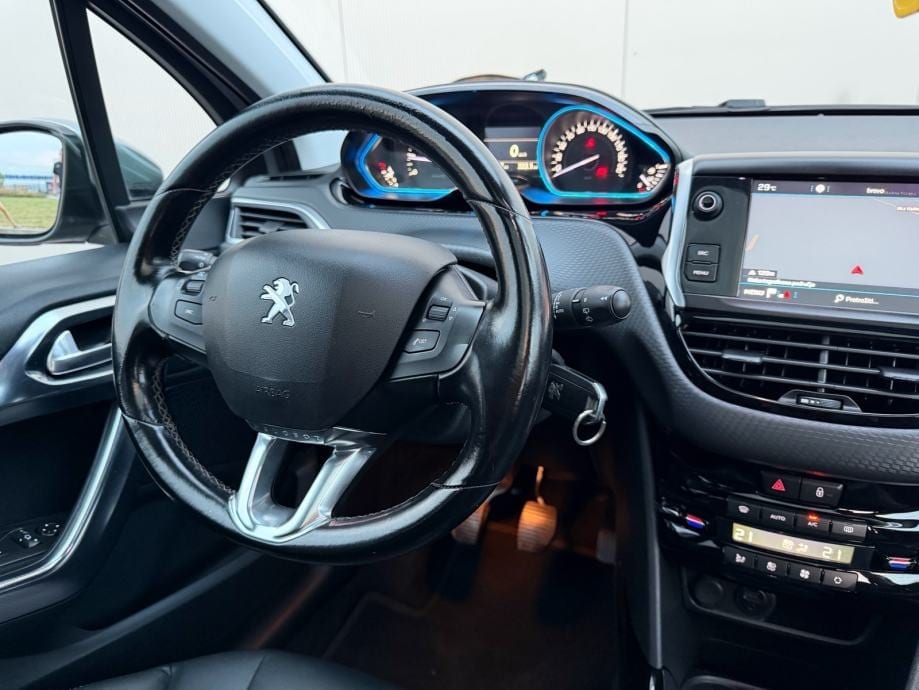 PEUGEOT 2008 1,2-REGISTRIRAN GODINU DANA-PANORAMA-VELIKI SERVIS-KLIMA-, 2017 god. - 11