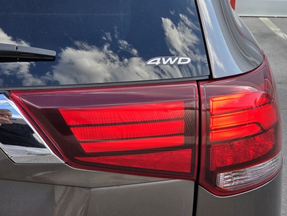 Mitsubishi Outlander 2,2 DI-D 4WD automatik,LED,KAMERA,AUT.KLIMA,NAVI, 2016 god. - 11