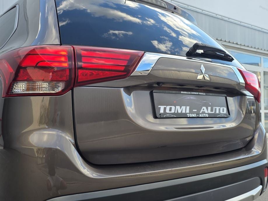 Mitsubishi Outlander 2,2 DI-D 4WD automatik,LED,KAMERA,AUT.KLIMA,NAVI, 2016 god. - 13