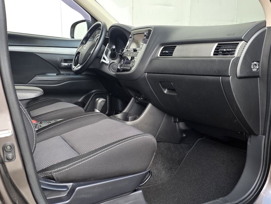 Mitsubishi Outlander 2,2 DI-D 4WD automatik,LED,KAMERA,AUT.KLIMA,NAVI, 2016 god. - 24