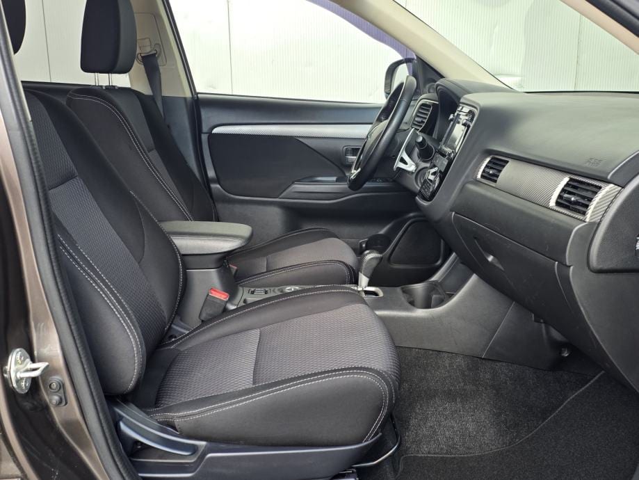 Mitsubishi Outlander 2,2 DI-D 4WD automatik,LED,KAMERA,AUT.KLIMA,NAVI, 2016 god. - 28
