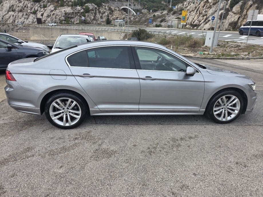 VW Passat 2,0 TDI R-LINE ** NIJE UVOZ ** JAMSTVO !!, 2019 god. - 4