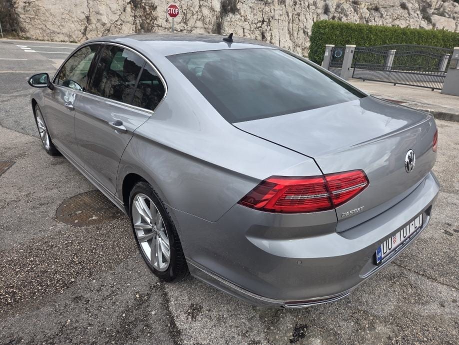 VW Passat 2,0 TDI R-LINE ** NIJE UVOZ ** JAMSTVO !!, 2019 god. - 9