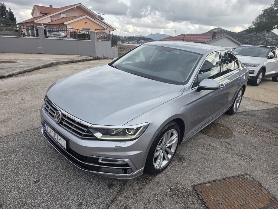 VW Passat 2,0 TDI R-LINE ** NIJE UVOZ ** JAMSTVO !!, 2019 god. - 11