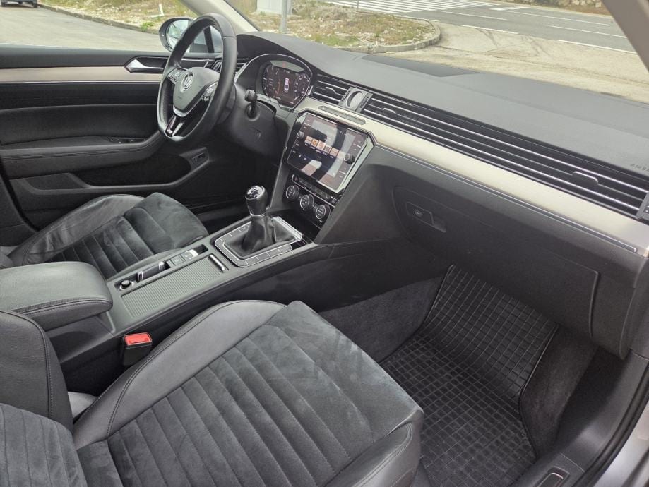VW Passat 2,0 TDI R-LINE ** NIJE UVOZ ** JAMSTVO !!, 2019 god. - 14