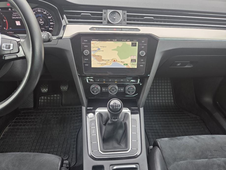 VW Passat 2,0 TDI R-LINE ** NIJE UVOZ ** JAMSTVO !!, 2019 god. - 17