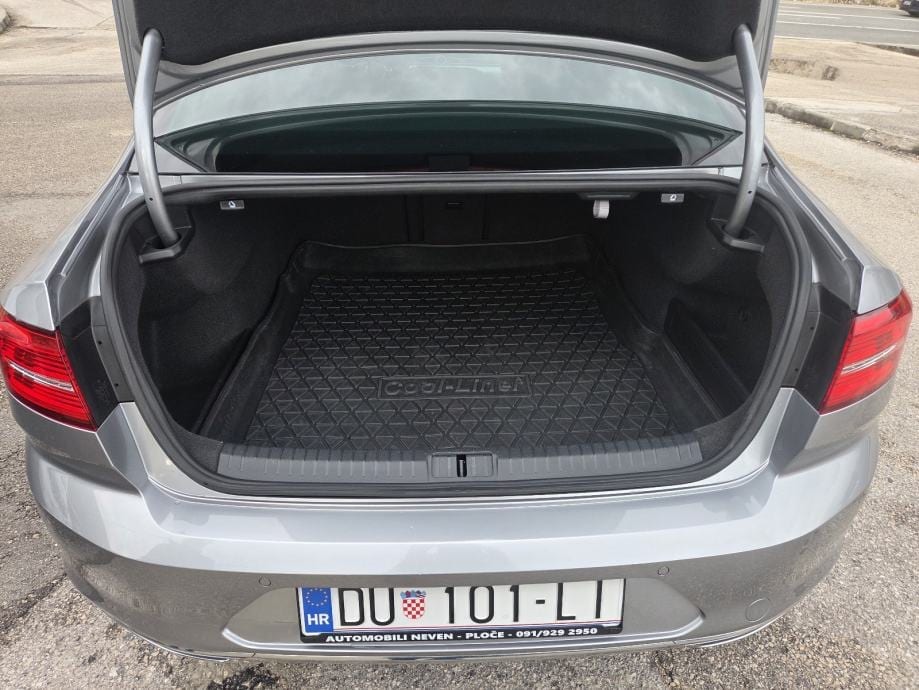 VW Passat 2,0 TDI R-LINE ** NIJE UVOZ ** JAMSTVO !!, 2019 god. - 20