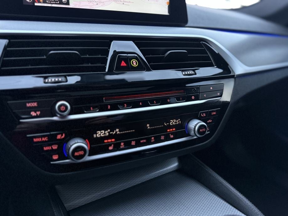 BMW serija 5 520d xDrive * M-Sport * Garancija 12 mjeseci*, 2018 god. - 20