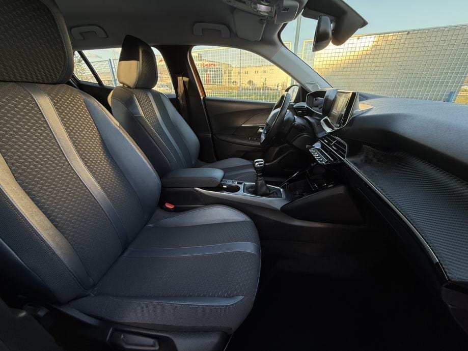 Peugeot 2008 1,2 PureTech *ALLURE* i-Cockpit 3D* Garanacija 12mj.*, 2021 god. - 16