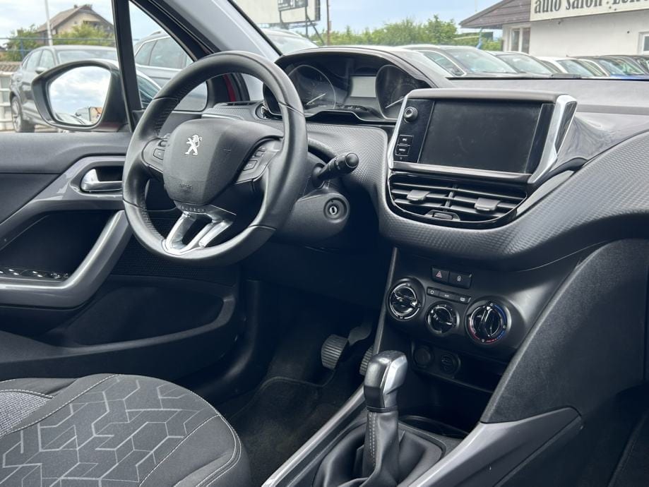 Peugeot 2008 1,2 STYLE,KLIMA,PDC,NAVIGACIJA,MFV...., 2017 god. - 17