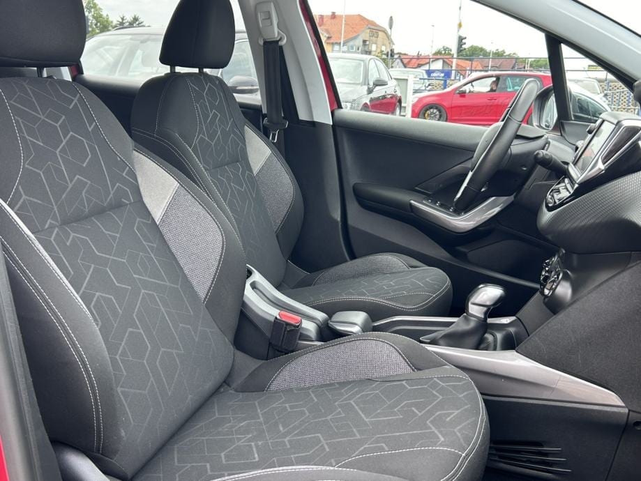 Peugeot 2008 1,2 STYLE,KLIMA,PDC,NAVIGACIJA,MFV...., 2017 god. - 19