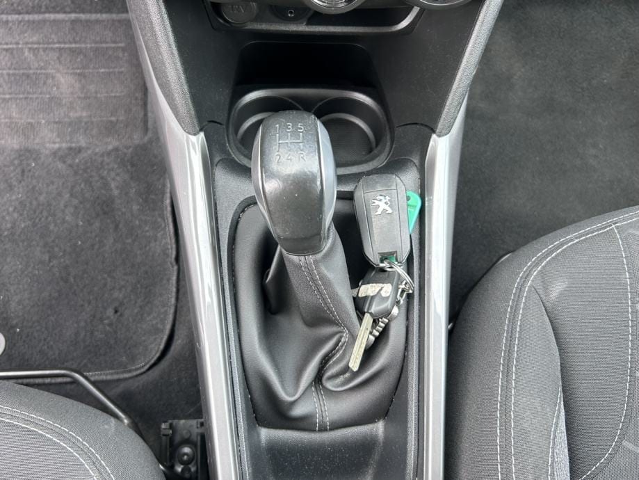 Peugeot 2008 1,2 STYLE,KLIMA,PDC,NAVIGACIJA,MFV...., 2017 god. - 23
