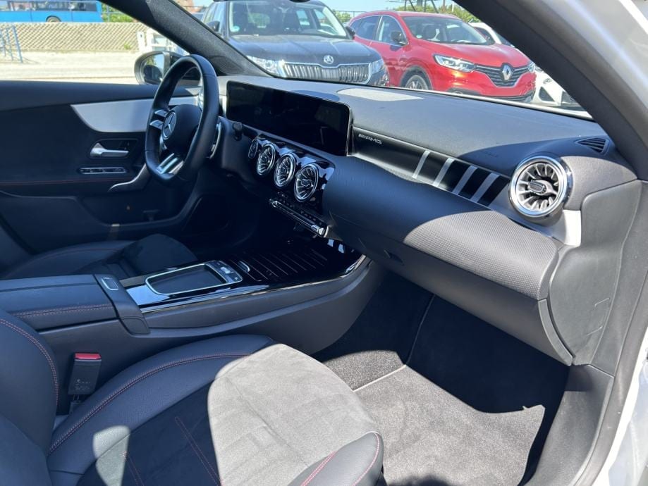 Mercedes-Benz A 35 AMG 4MATIC, 2023 god. - 16