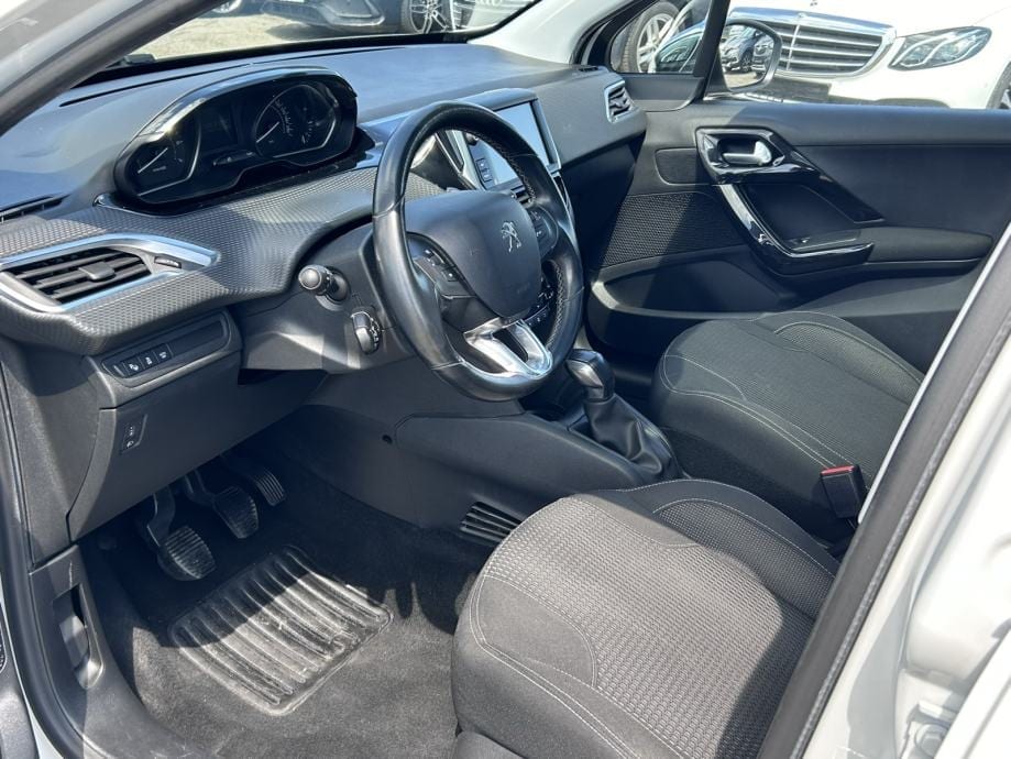 Peugeot 208 1.2 I NAVI,PDC,STR.KAMERA,PANORAMSKI STAKLENI KROV,P.PILOT, 2017 god. - 11