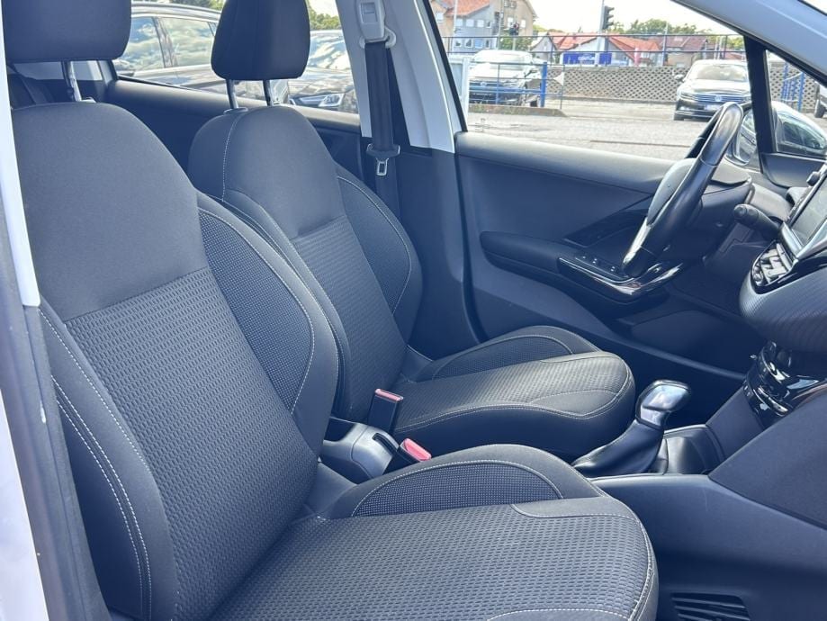Peugeot 208 1.2 I NAVI,PDC,STR.KAMERA,PANORAMSKI STAKLENI KROV,P.PILOT, 2017 god. - 19