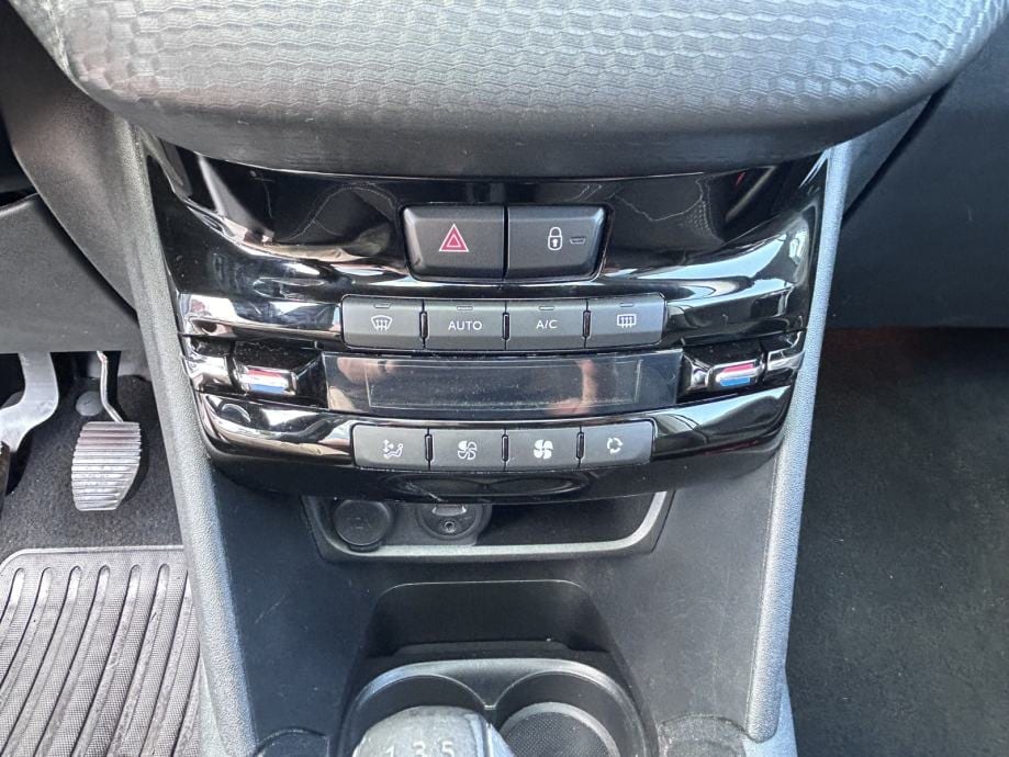 Peugeot 208 1.2 I NAVI,PDC,STR.KAMERA,PANORAMSKI STAKLENI KROV,P.PILOT, 2017 god. - 26