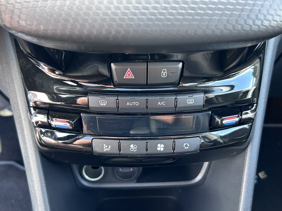 Peugeot 2008 1,2 CROSSWAY,AUTOMATIK,PDC,STR.KAMERA,PANORAMA,NAVI,.., 2019 god. - 25